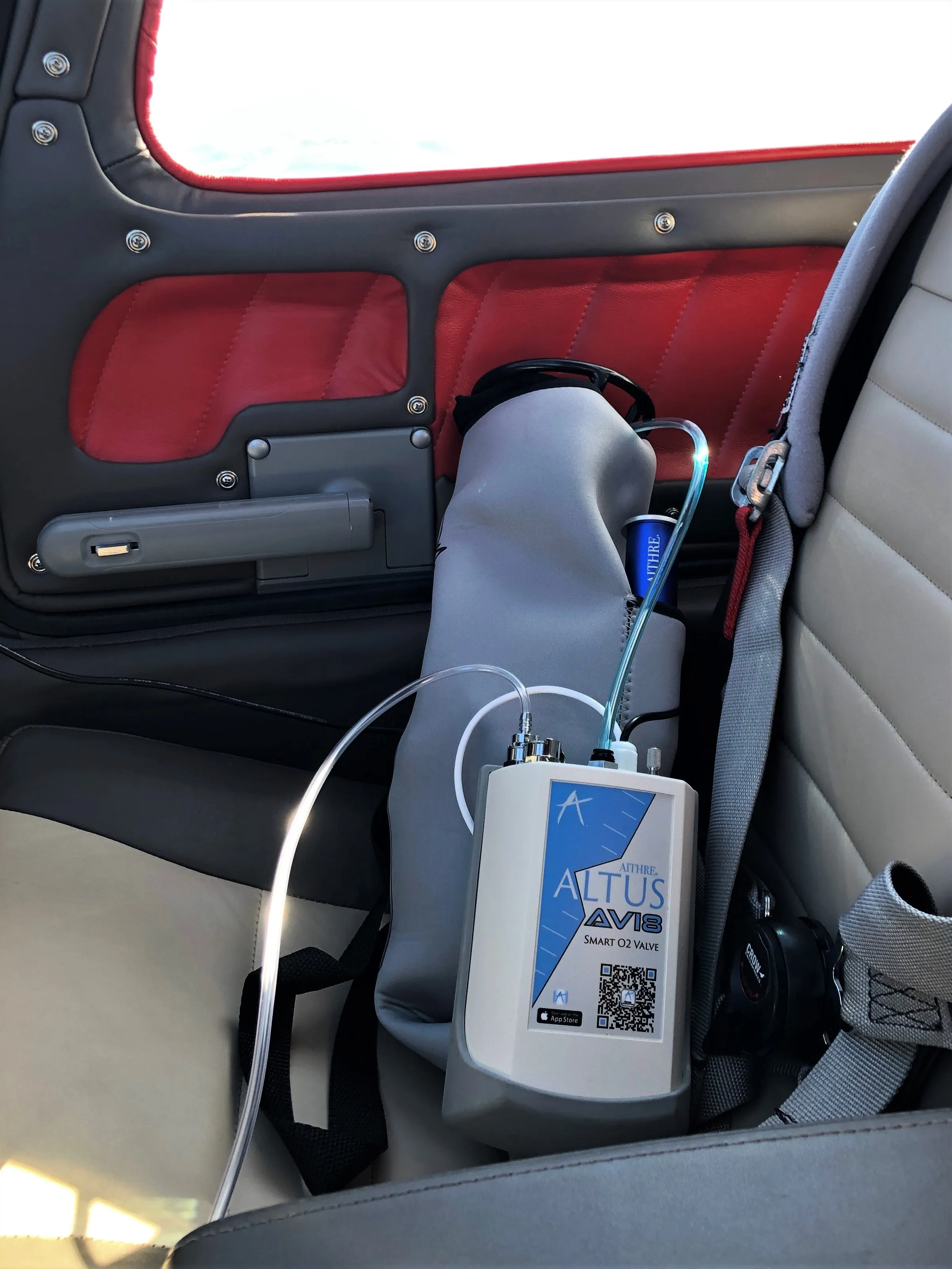 AVI8 2-Place Smart O2 Valve with 408L Bottle and Altus Meso