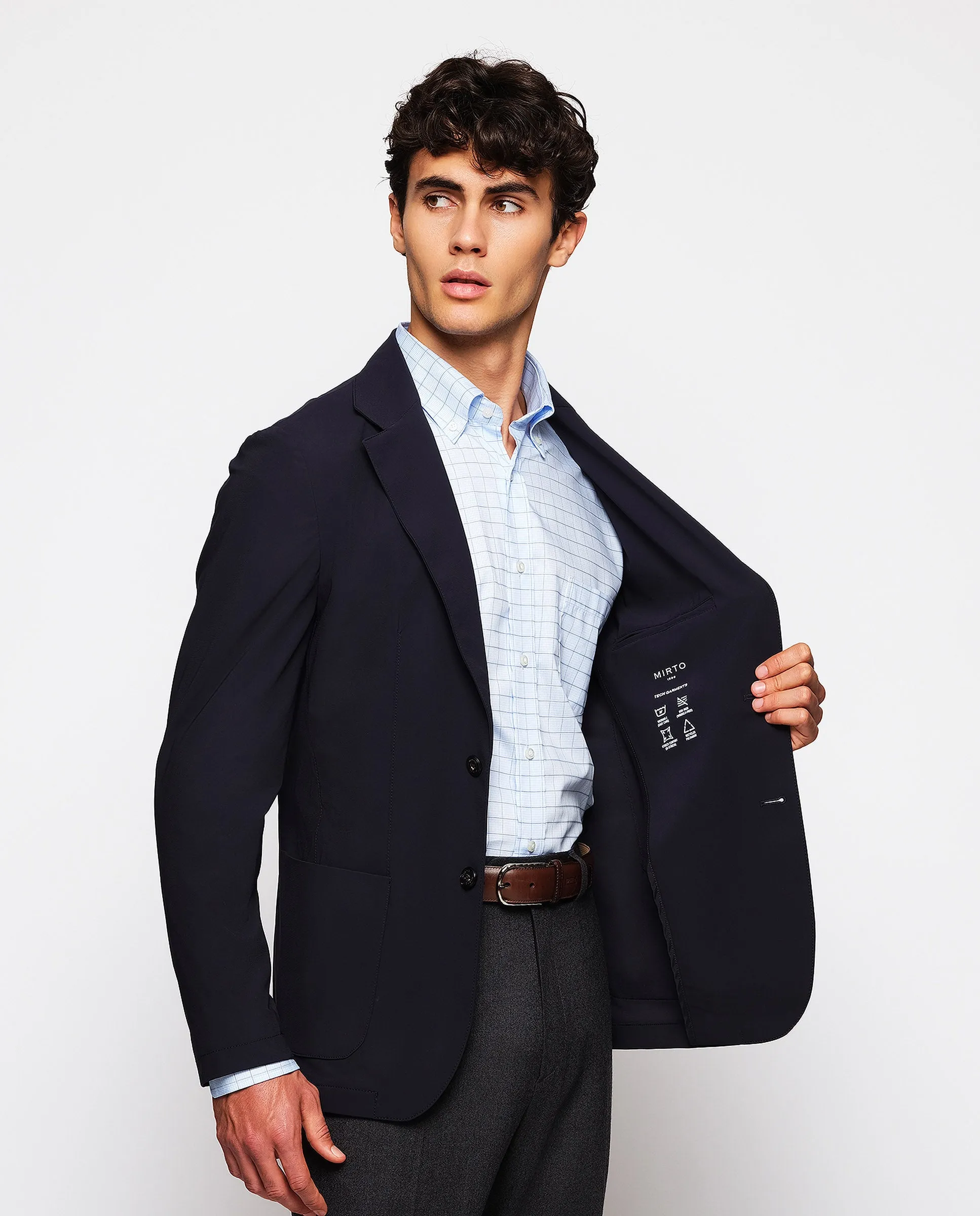 CHAQUETA TÉCNICA REGULAR FIT AZUL MARINO