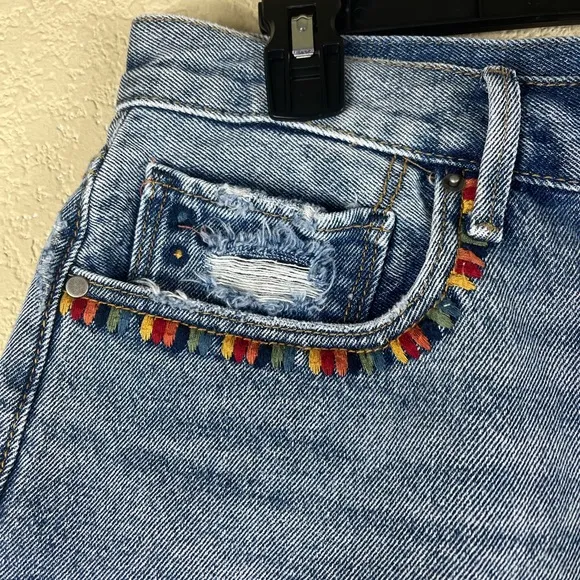 Driftwood Goldie embroidery shorts raw edges medium wash high rise size 29